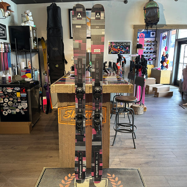 2026 FISCHER NIGHTSTICK 104 pink (188cm) + ATTACK 13 DEMO BINDINGS - USED