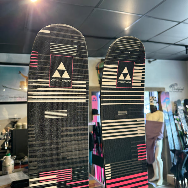 2026 FISCHER NIGHTSTICK 104 pink (188cm) + ATTACK 13 DEMO BINDINGS - USED